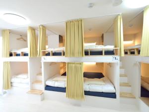 Bunk bed o mga bunk bed sa kuwarto sa ゲストハウス岐阜羽島心音 Guest House Gifuhashima COCONE