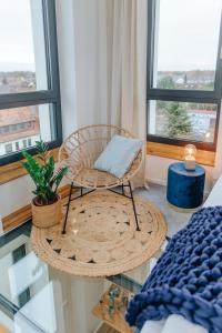 une chambre avec une chaise et une table en verre dans l'établissement Village Turmzimmer, à Kehl