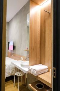 M Cabin Karawaci tesisinde bir banyo