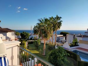 widok na basen z balkonu budynku w obiekcie Nerja Sun Apartments Casa Cipreses 9 w mieście Nerja