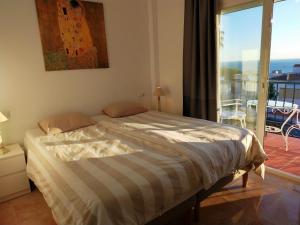 sypialnia z łóżkiem i balkonem z widokiem na okolicę w obiekcie Nerja Sun Apartments Casa Cipreses 9 w mieście Nerja +20 zdjęć