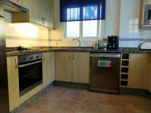 kuchnia ze zlewem i zmywarką do naczyń w obiekcie Nerja Sun Apartments Casa Cipreses 9 w mieście Nerja