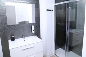 a bathroom with a white sink and a shower at Piso Plaza Mercado 3,4 in Salamanca