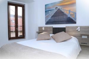 a bedroom with a white bed with a picture on the wall at Piso Plaza Mercado 3,4 in Salamanca