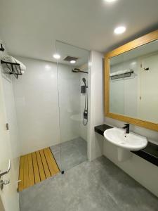 Koupelna v ubytování Lokal Phuket "Former K-Hotel" - SHA Extra Plus