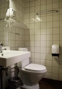 Rjukan hotell في Rjukan: حمام مع مرحاض ومغسلة