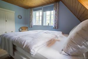 a bedroom with a large bed with a window at Ferienhaus Viebrock 