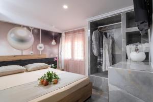 - une chambre avec un grand lit et des fruits dans l'établissement ViLLA DRAGANI, à Sikia