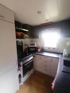 Kuchyň nebo kuchyňský kout v ubytování Tiny House am Wald