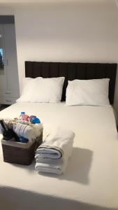 Postel nebo postele na pokoji v ubytování Istanbul Taksim Harbiye Apartment