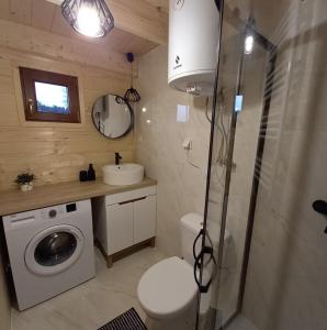 Koupelna v ubytování ZACISZE ,,Jastrząb'' domek na Kaszubach z balią z jacuzzi