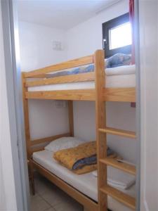 Двухъярусная кровать или двухъярусные кровати в номере Boost Your Immo Gardette Réallon B26