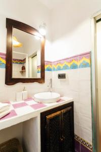 ein Badezimmer mit Waschbecken und Spiegel in der Unterkunft Alohamundi San Basilio in Sevilla