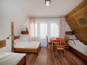 Posteľ alebo postele v izbe v ubytovaní Willa Pod Reglami Małe Ciche Sauna & Jacuzzi