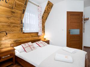 Posteľ alebo postele v izbe v ubytovaní Willa Pod Reglami Małe Ciche Sauna & Jacuzzi