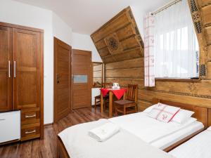 Posteľ alebo postele v izbe v ubytovaní Willa Pod Reglami Małe Ciche Sauna & Jacuzzi