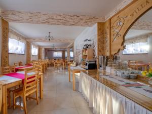 Kuchyňa alebo kuchynka v ubytovaní Willa Pod Reglami Małe Ciche Sauna & Jacuzzi