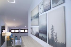 een kamer met schilderijen aan de muur bij Ático Plaza Mercado 4,5 in Salamanca