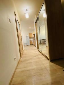 an empty hallway of a apartment with a hallwayngthngthngthngthngthngthngth at Apartament Przytulny in Kołobrzeg