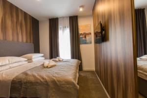 una camera d'albergo con letto e finestra di Villa Braga a6 a Baška Voda