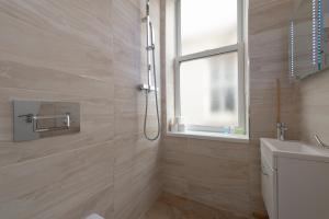 a bathroom with a shower and a sink at Fabulous Apartment in Superb location in London
