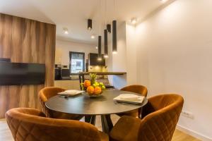 una cucina e una sala da pranzo con tavolo e sedie di Villa Braga a6 a Baška Voda