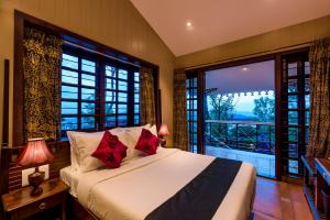 Un pat sau paturi într-o cameră la SaffronStays Tudor Rose, Panchgani - luxury chalet with beautiful valley views +10 fotografii