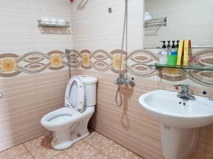 Khách Sạn Hương Sơn في Bắc Giang: حمام مع مرحاض ومغسلة