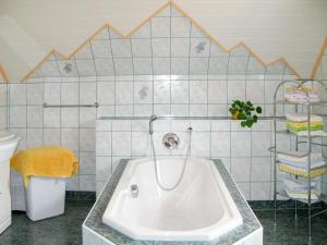 Koupelna v ubytování Holiday Home Reinbacher by Interhome