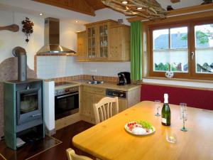 Dapur atau dapur kecil di Holiday Home Landhaus Hubner - GBM320 by Interhome