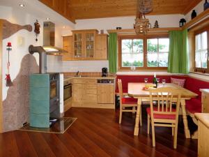 Dapur atau dapur kecil di Holiday Home Landhaus Hubner - GBM320 by Interhome