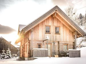 KlazenbergにあるChalet Fredis Hütte by Interhomeの雪の丸太小屋