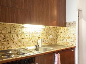 uma cozinha com pia e bancada em Studio Résidence Greppon by Interhome em Les Collons