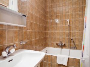 um banheiro com pia e banheira em Studio Résidence Greppon by Interhome em Les Collons mais 15 fotografias