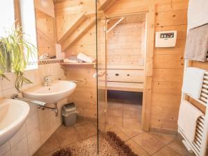 KlazenbergにあるChalet Fredis Hütte by Interhomeのシャワーと洗面台付きのバスルーム