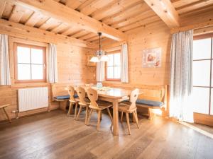 KlazenbergにあるChalet Fredis Hütte by Interhomeのテーブルと椅子のあるダイニングルーム +49枚の写真