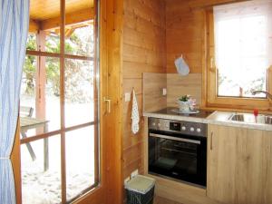 Dapur atau dapur kecil di Chalet Chalet Simon - GBM250 by Interhome