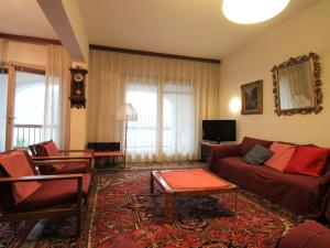 A television and/or entertainment centre at Apartment Lungolago by Interhome
