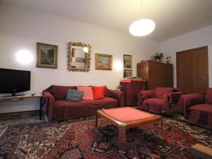 A television and/or entertainment centre at Apartment Lungolago by Interhome Még 22 kép