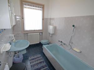 A bathroom at Apartment Lungolago by Interhome