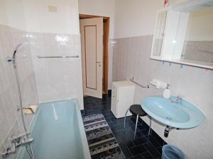 A bathroom at Apartment Lungolago by Interhome