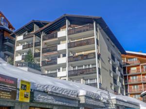 un edificio con balcones en un lateral en Apartment Sonnheim by Interhome, en Zermatt