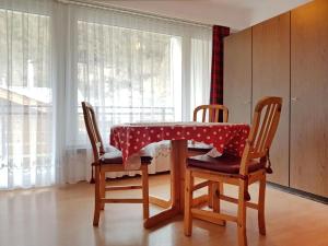 ツェルマットにあるApartment Sonnheim by Interhomeのダイニングルームテーブル(椅子付)、赤と白のテーブルクロス