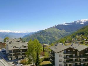 Vista arial de um edifício com montanhas ao fundo em Apartment Valaisia 44b by Interhome em Nendaz