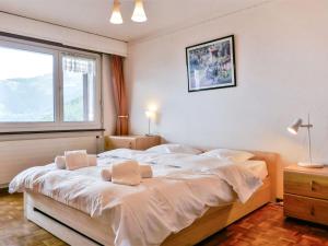 sypialnia z dużym łóżkiem z 2 poduszkami w obiekcie Apartment Valaisia 44b by Interhome w mieście Nendaz