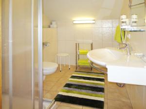 Ванная комната в Apartment Am Schönbach - STA152 by Interhome