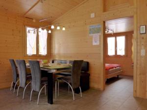 Chalet Heiti N- 17 by Interhome في Gsteig: غرفة طعام مع طاولة وكراسي