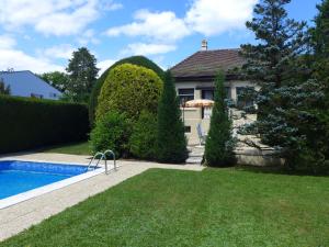 Bazén v ubytování Holiday Home 5- chemin de la Pralay by Interhome nebo v jeho okolí