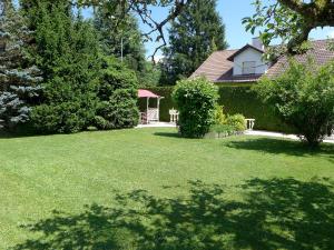 Zahrada ubytování Holiday Home 5- chemin de la Pralay by Interhome