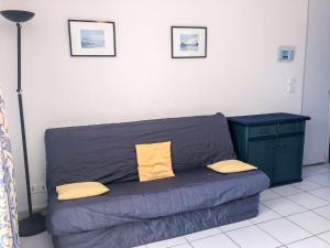 カップ・ダグドにあるApartment La Palme d'Or-16 by Interhomeの青いソファ(黄色い枕2つ付)